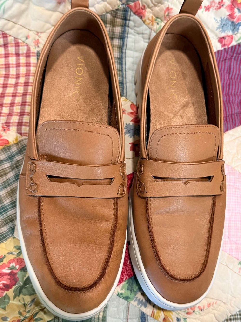 Vionic Uptown Leather Loafers in Tan - size 9.5 - Picture 2 of 4